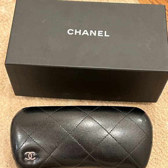 Chanel 5418 sunglasses logo on top 
Gorgeous!!!! - Picture 12 of 14